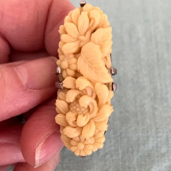 Vintage Cream Carved Ring - Picture 2 of 4